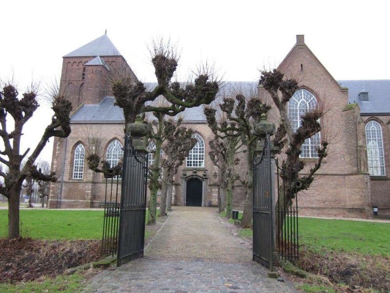Zuidgevel en ingang Lambertuskerk