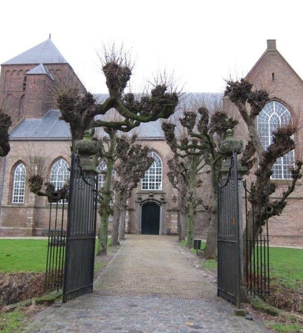 Zuidgevel en ingang Lambertuskerk