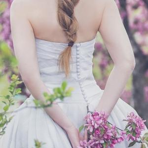 Huwelijk bruidje in paarse bloemen